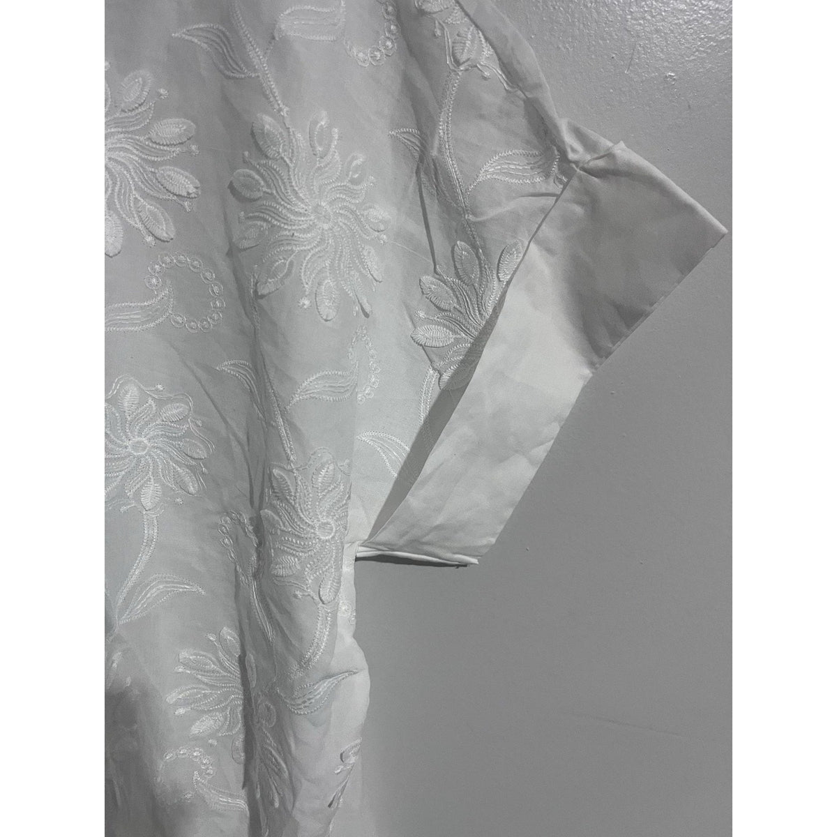 M.X.O Blouse Womens M White Tunic V-Neck Embroidered Floral Lightweight Cotton