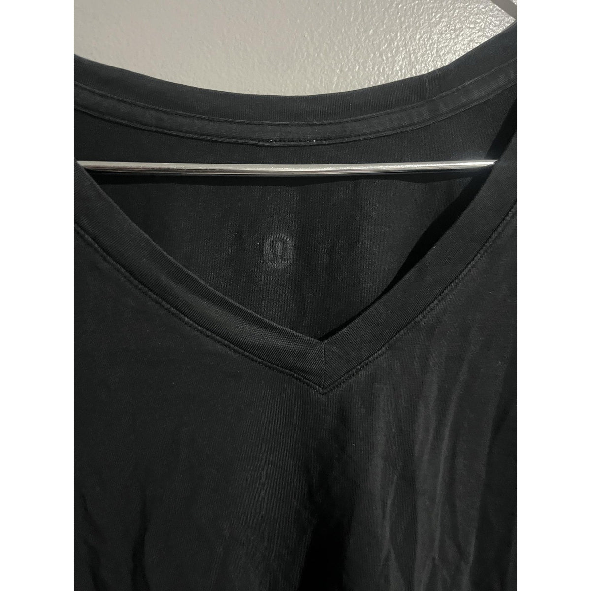 Lululemon T-Shirt Womens M Black V-Neck Short Sleeve Jersey Yoga Tagless Gym