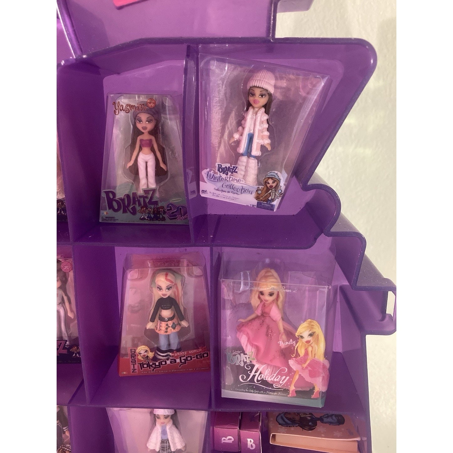 Mini Bratz Dolls Collectible Case Lot With 14 Minis And 4 Mini Makeup