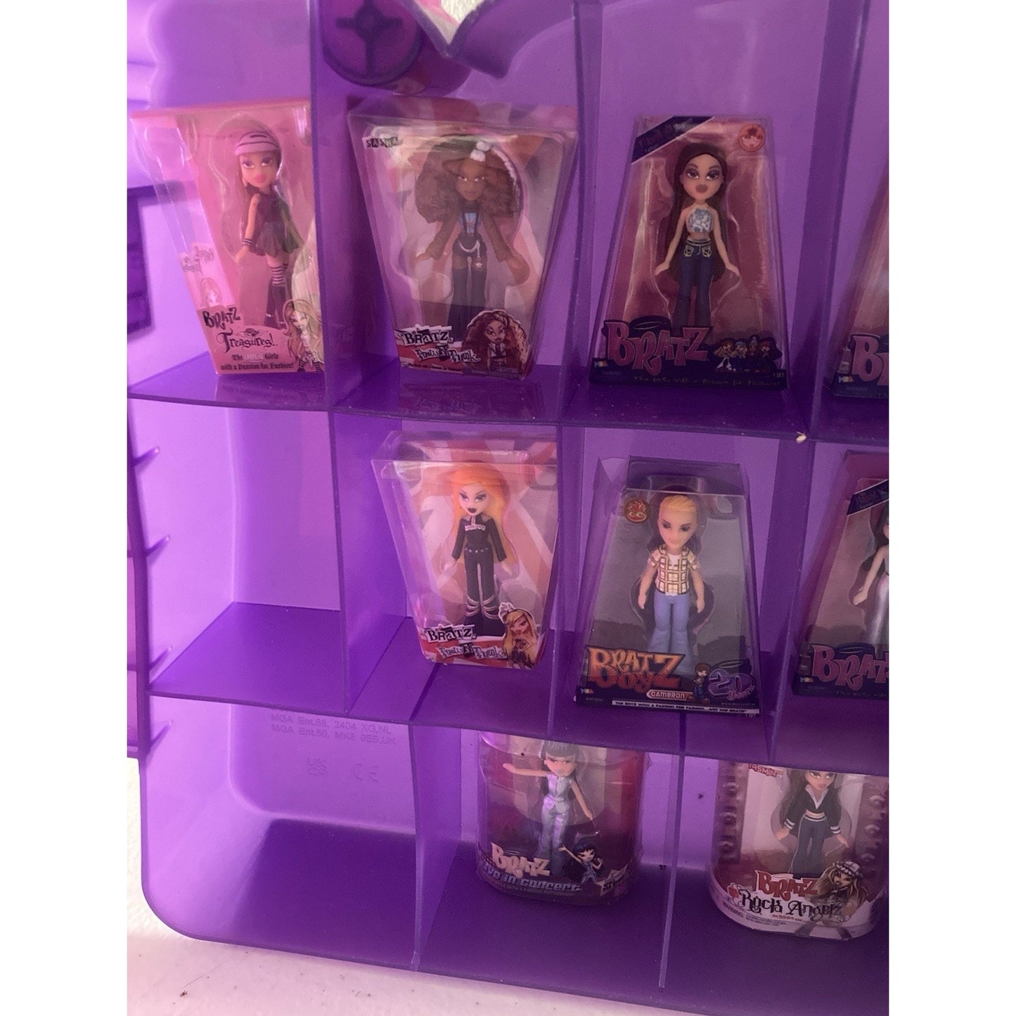 Mini Bratz Dolls Collectible Case Lot With 14 Minis And 4 Mini Makeup