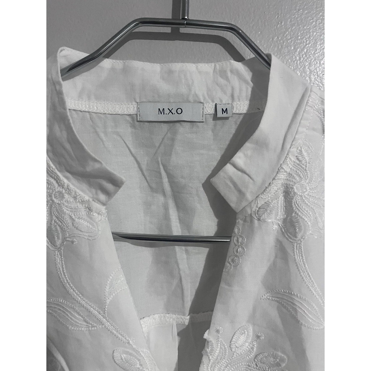 M.X.O Blouse Womens M White Tunic V-Neck Embroidered Floral Lightweight Cotton