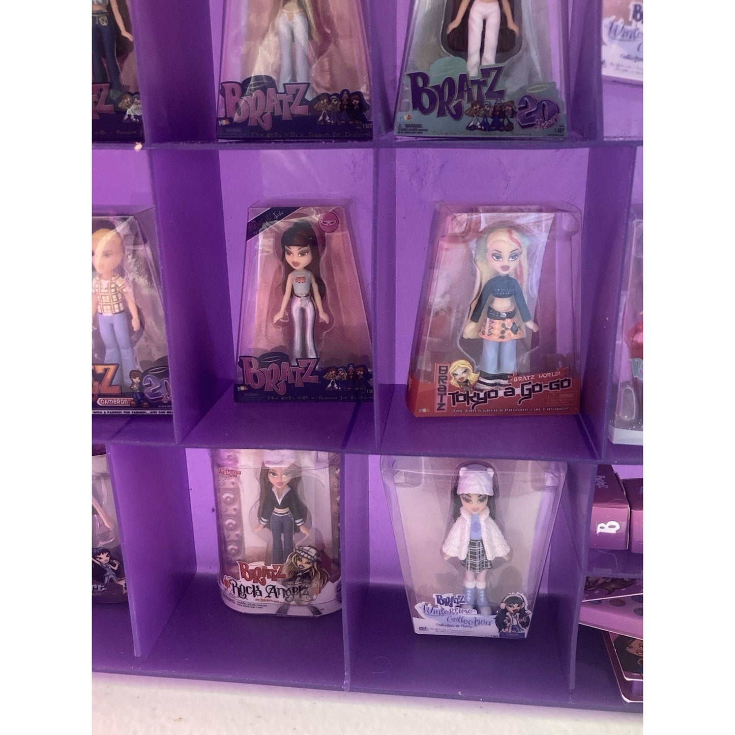 Mini Bratz Dolls Collectible Case Lot With 14 Minis And 4 Mini Makeup