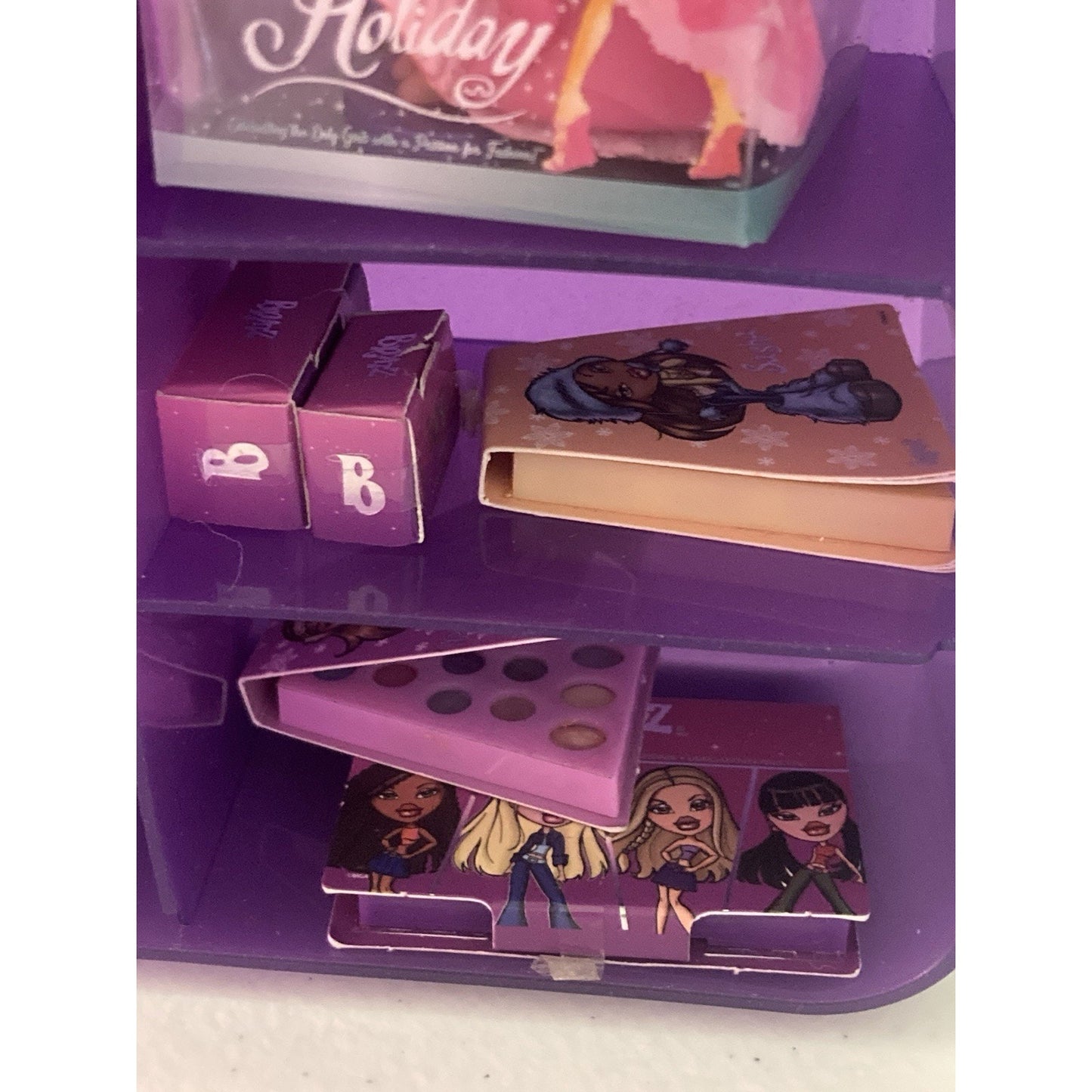 Mini Bratz Dolls Collectible Case Lot With 14 Minis And 4 Mini Makeup