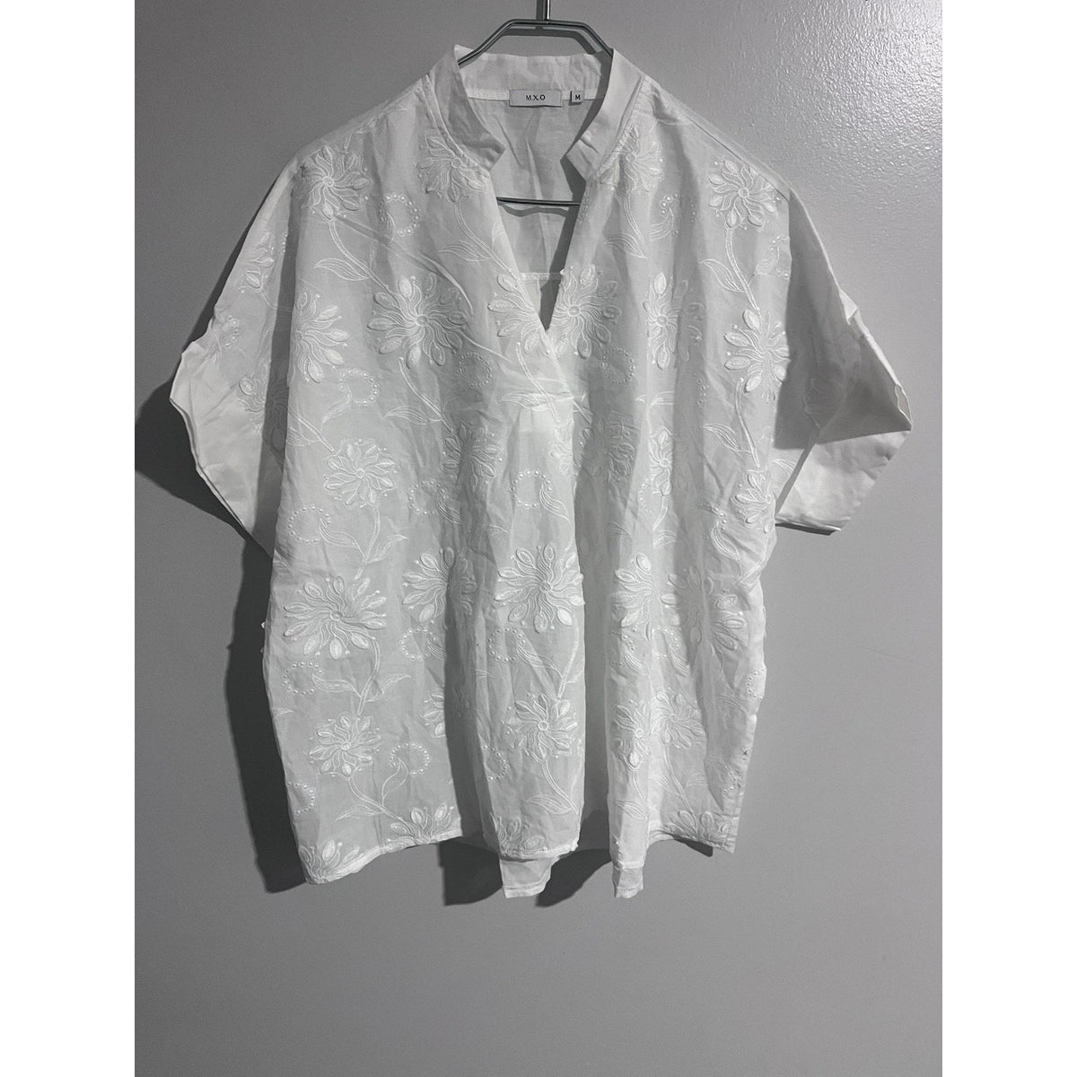 M.X.O Blouse Womens M White Tunic V-Neck Embroidered Floral Lightweight Cotton