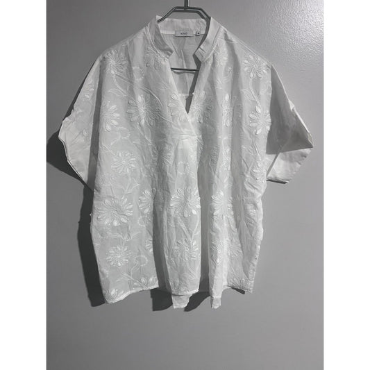 M.X.O Blouse Womens M White Tunic V-Neck Embroidered Floral Lightweight Cotton