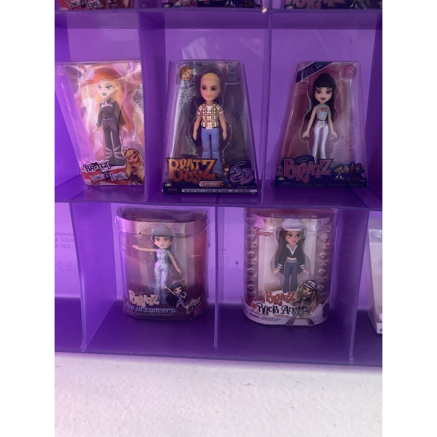 Mini Bratz Dolls Collectible Case Lot With 14 Minis And 4 Mini Makeup