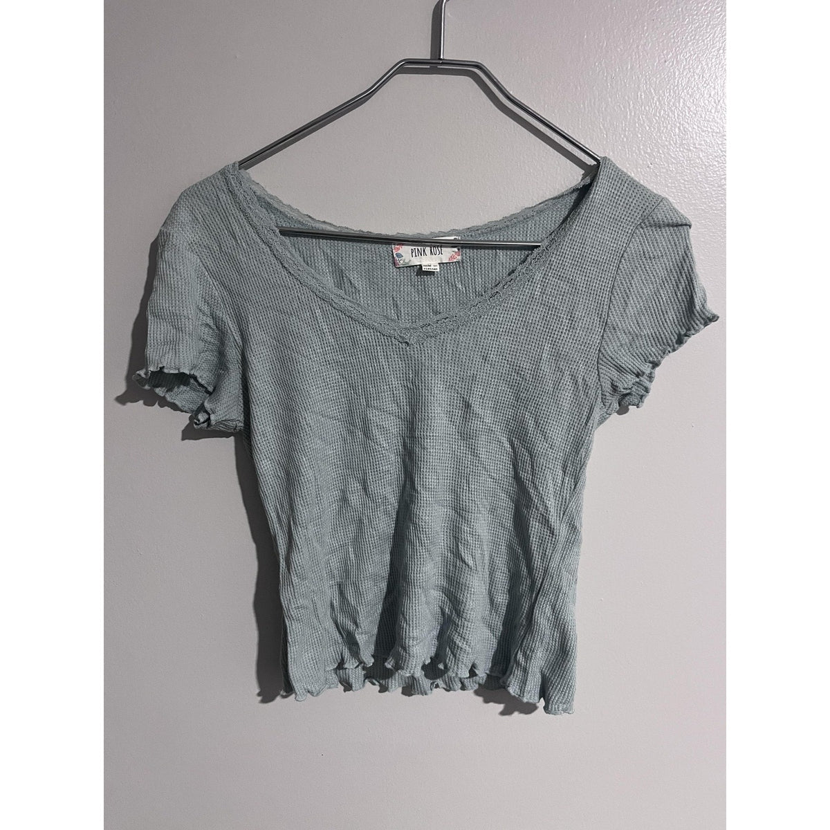 Pink Rose T-Shirt Womens M Green Cropped Scoop Neck Crochet Ruffle Slim