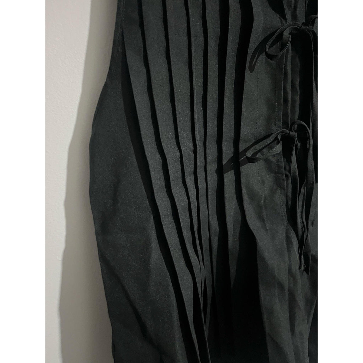 CICY BELL Blouse Womens M Black Pleated Sleeveless Tie Front Woven Summer